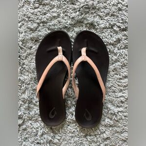 OluKai Women's HO'PIO Flip Flops - Petal Pink Metallic/Black